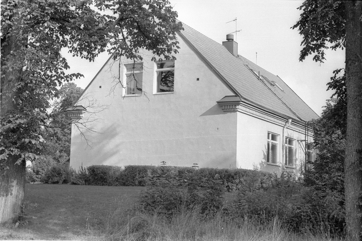 Vy från sydväst över skolbyggnad, Vattholma 1:1, Vattholma, Lena socken, Uppland 1978