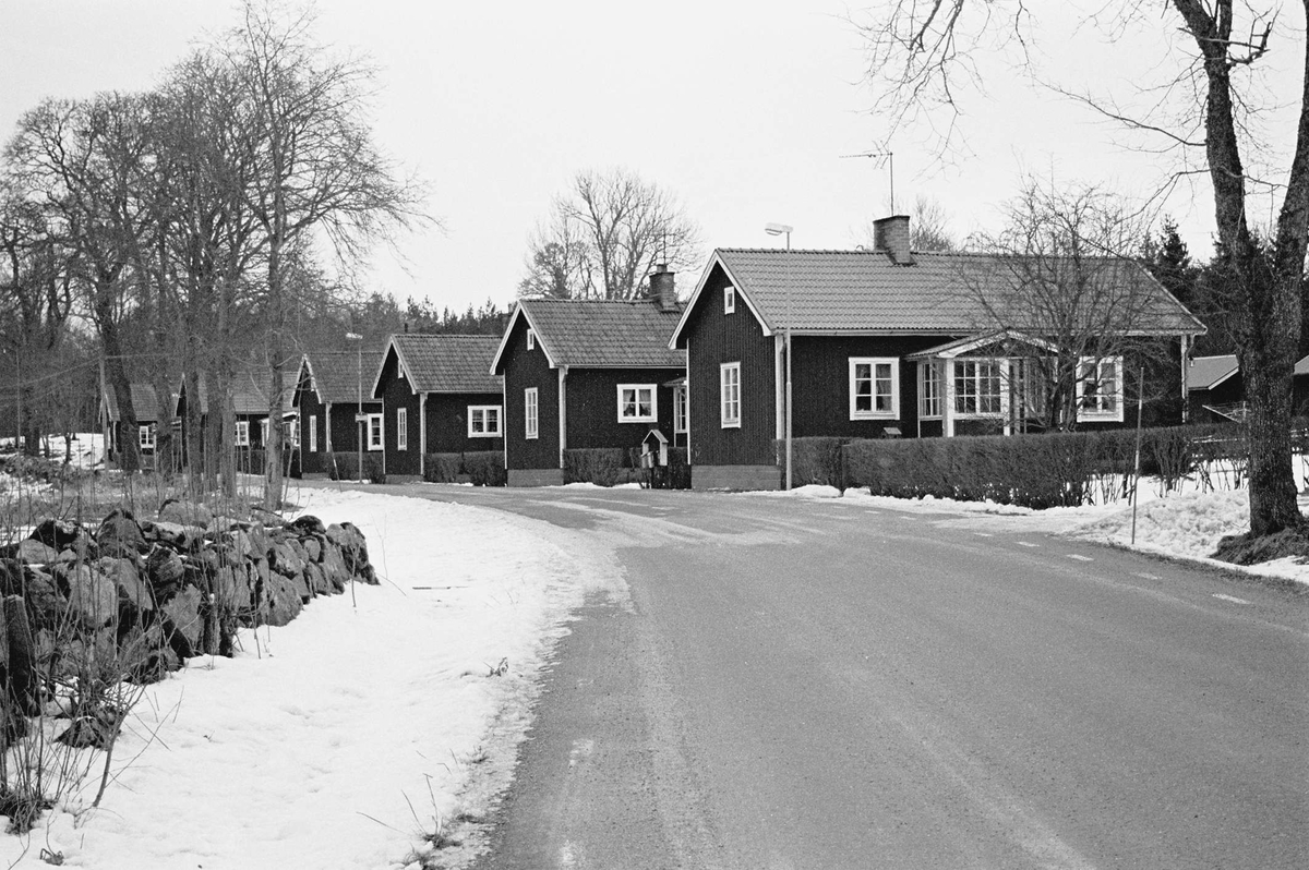 Bruksgatan med f d smedsbostäder norr om bruket, Hillebola bruk, Österlövsta socken, Uppland 2000