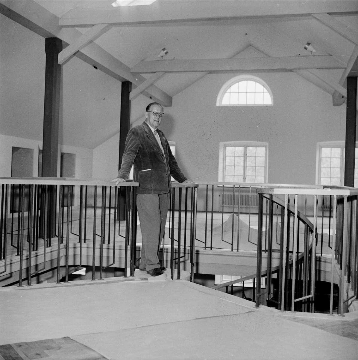 Landsantikvarie Nils Sundquist i takhallen, Upplandsmuseet i Akademikvarnen, Uppsala september 1958