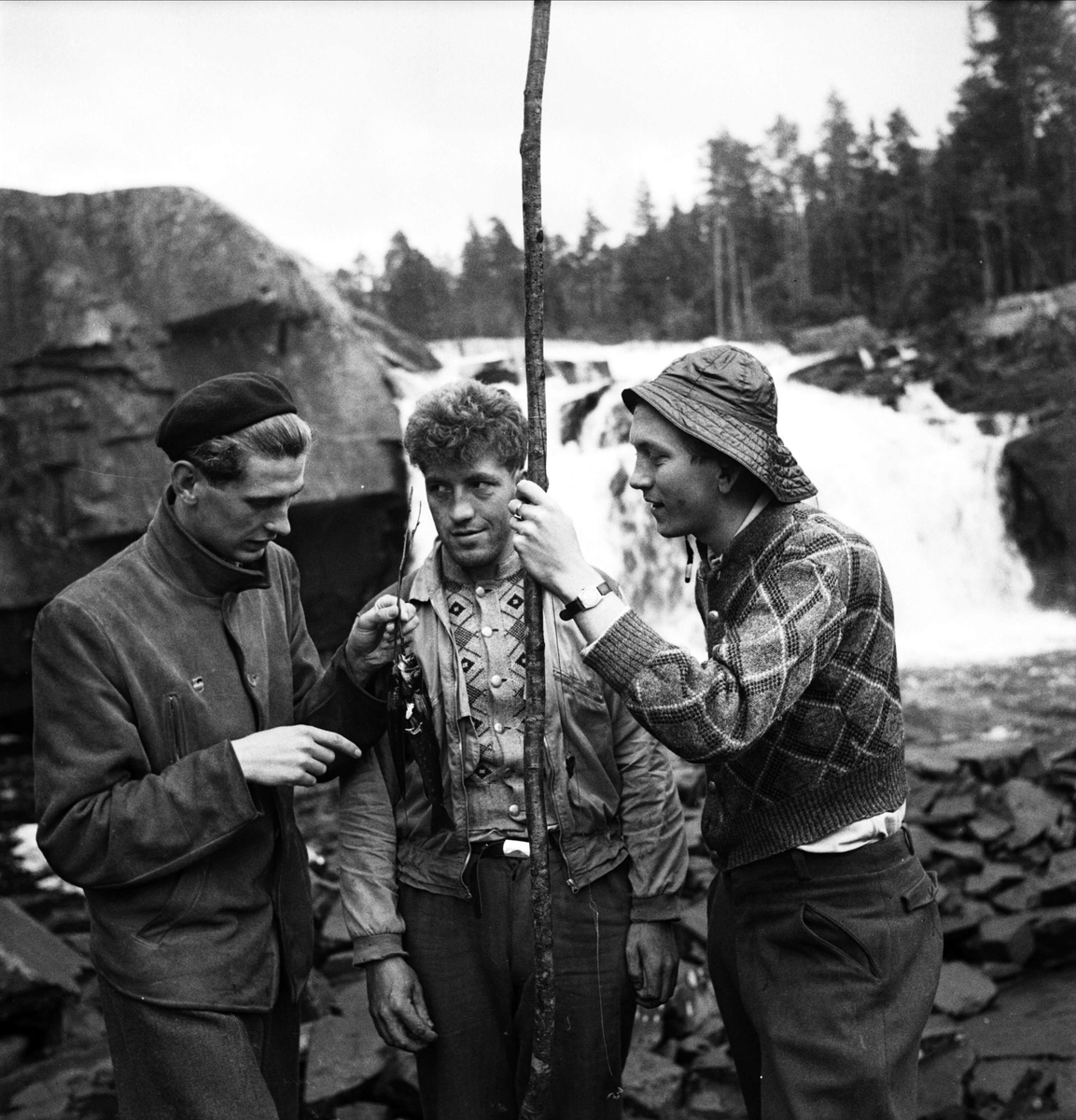 Tre män med fiskefångst, Norge 1947