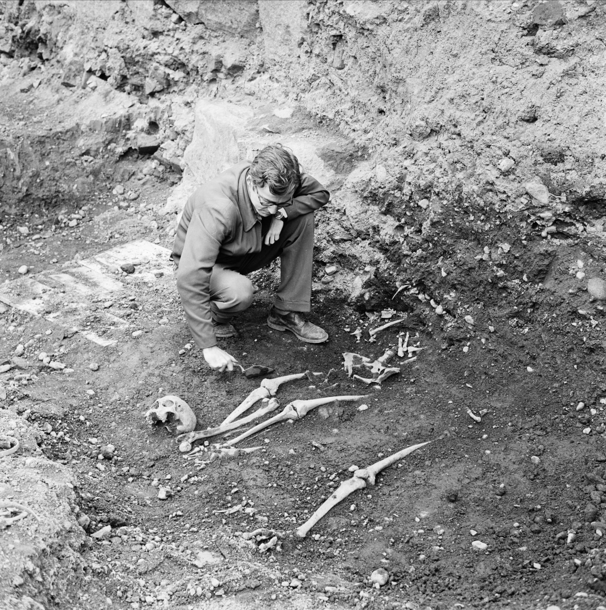 "Fina grävningsfynd bekräftar hypoteser", arkeologisk undersökning, sannolikt i Uppsala,1962