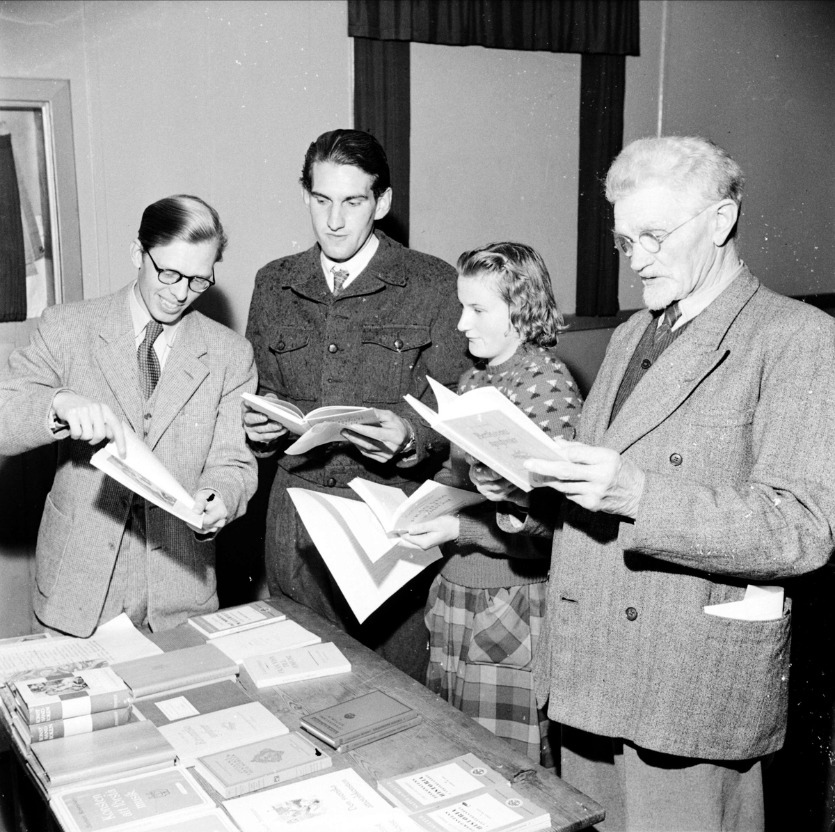 Konsulent Lennart Thorsell, Gustaf Sundell, Lillemor Karlsson och J D Björkman studerar kurslitteratur på folkbildningskurs i Tibblegården, Uppland 1948