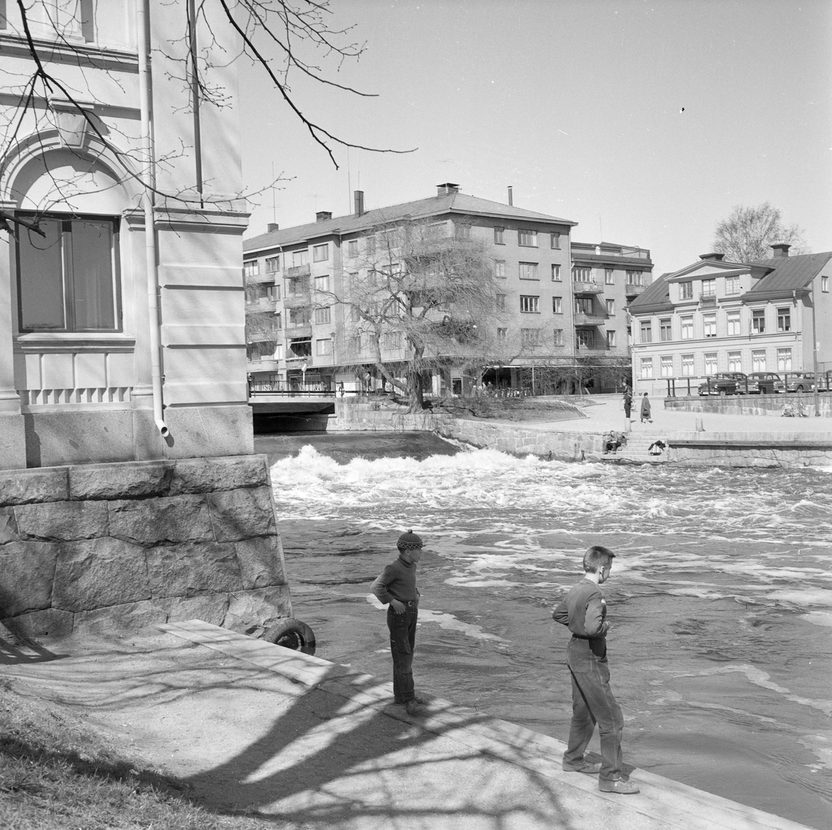 Vy över Fyrisån med Islandsfallet och Hamnplan i bakgrunden, Uppsala 1958