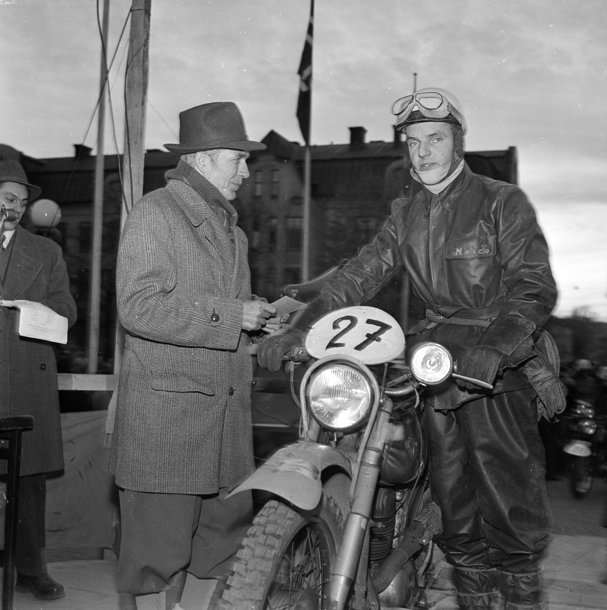 "Stort manfall i krävande tävling" - motorcykeltävlingen Novemberkåsan, Vaksala torg, Uppsala 1956