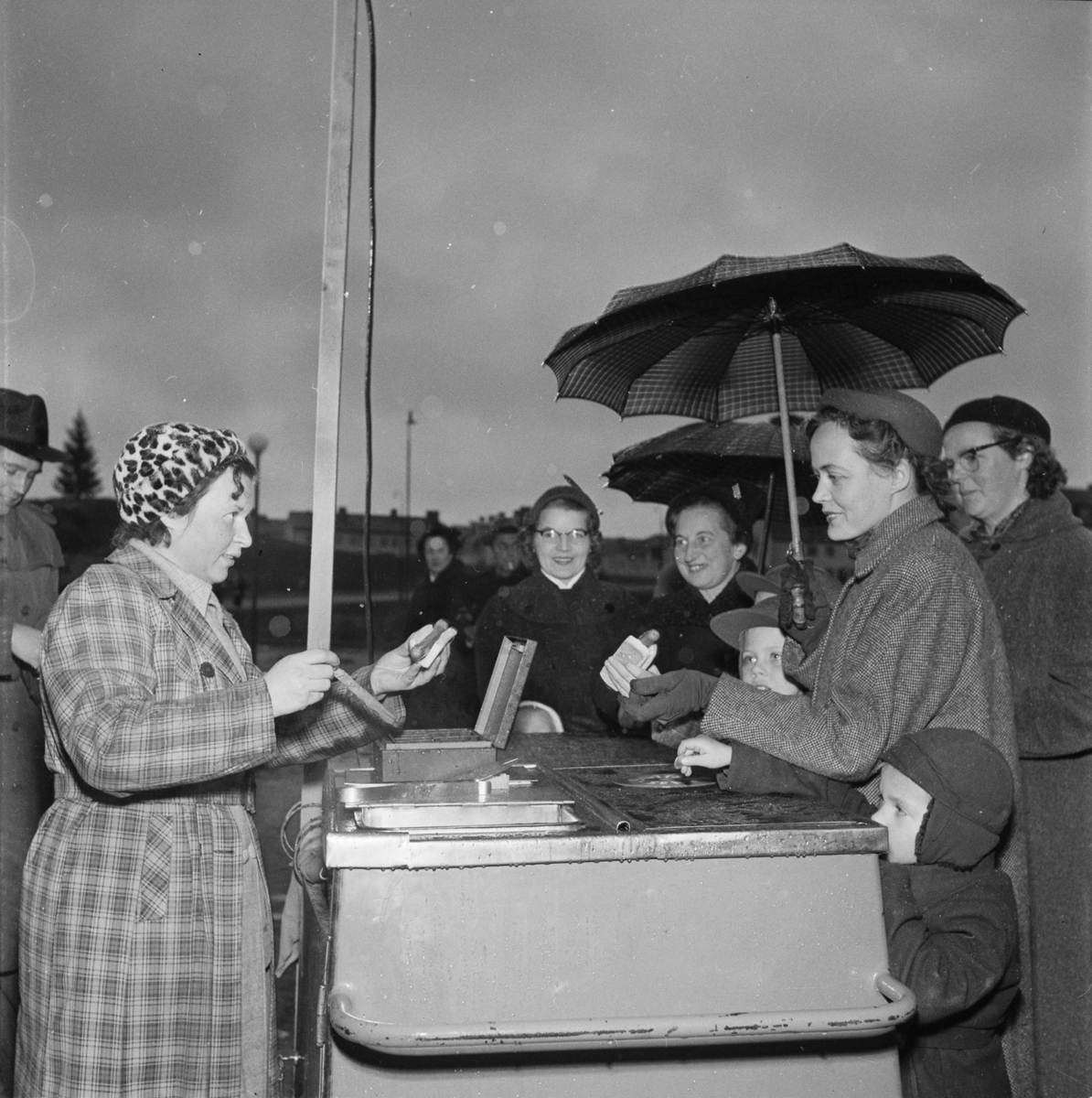 Korvförsäljning på Brantingstorget, Sala backe, Uppsala 1954
