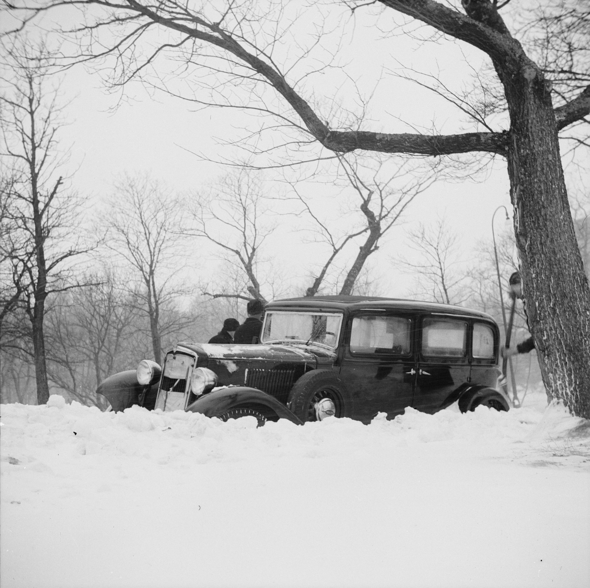 Vinter - översnöad bil, Uppsala