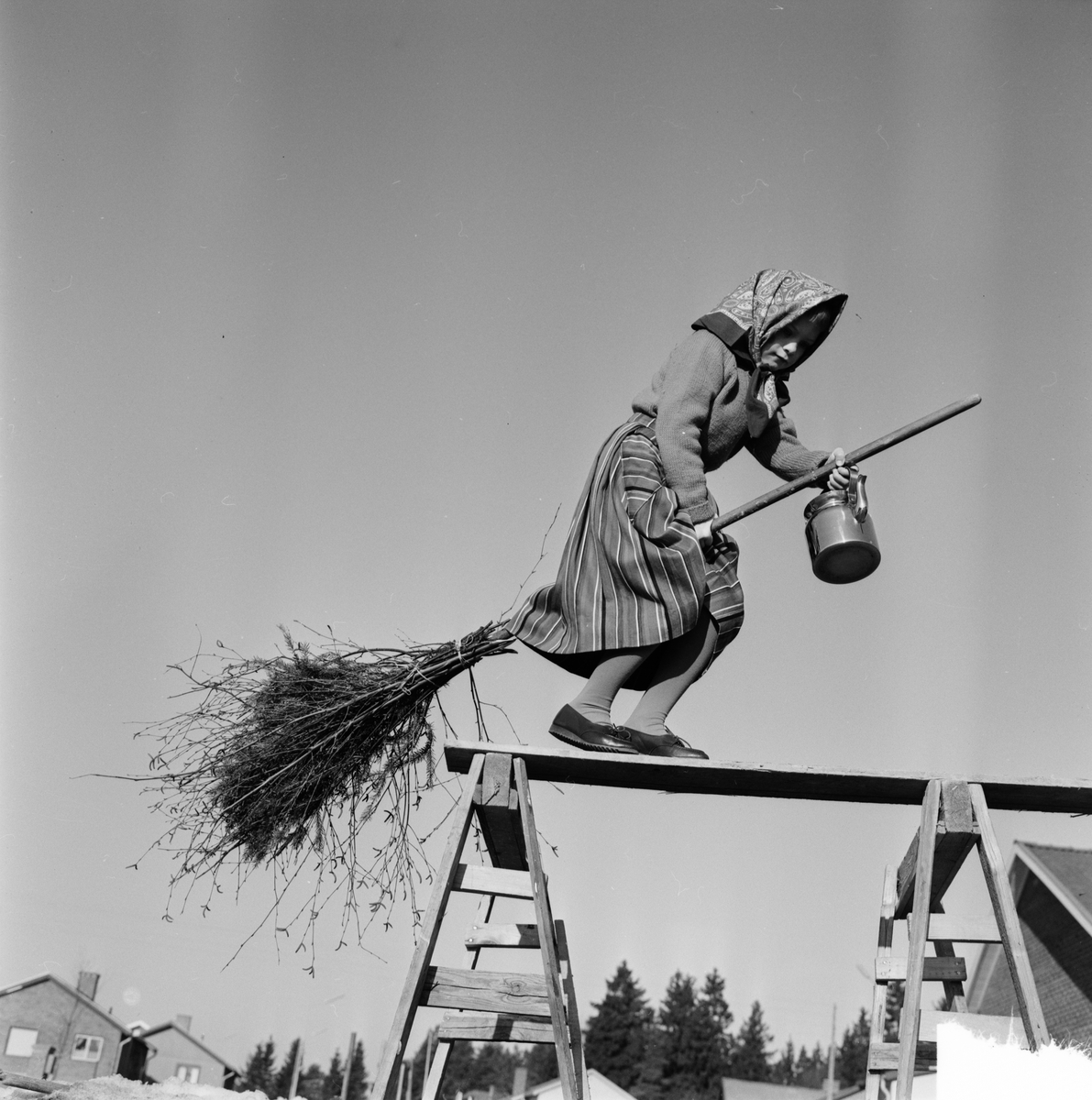 Flicka utklädd till påskkärring - Upplandsmuseet / DigitaltMuseum
