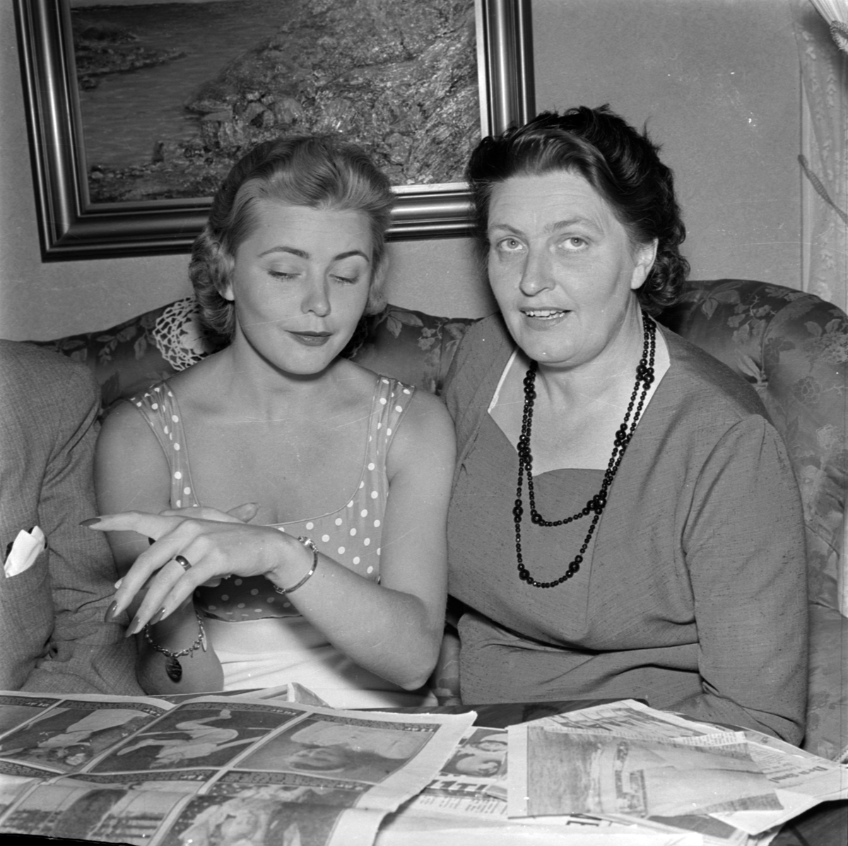 Miss Universum, Hillevi Rombin, inför Amerikaresan tillsammans med släkt och vänner, Uppsala 1955