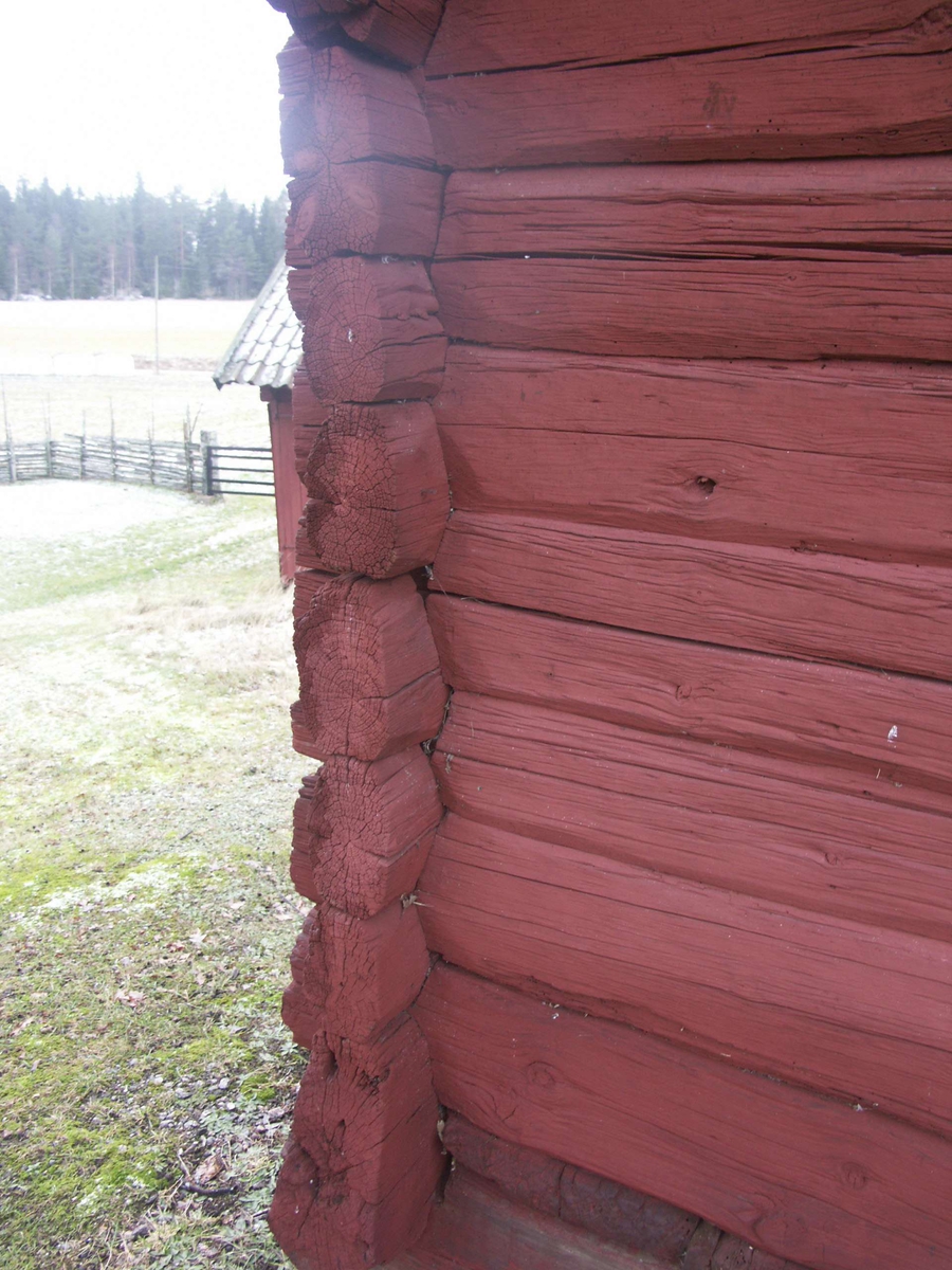 Överkragande enkelbod på Härledsgården som ägs av Torstuna hembygdsförening. Flyttad från Råby, Simtuna socken, Uppland