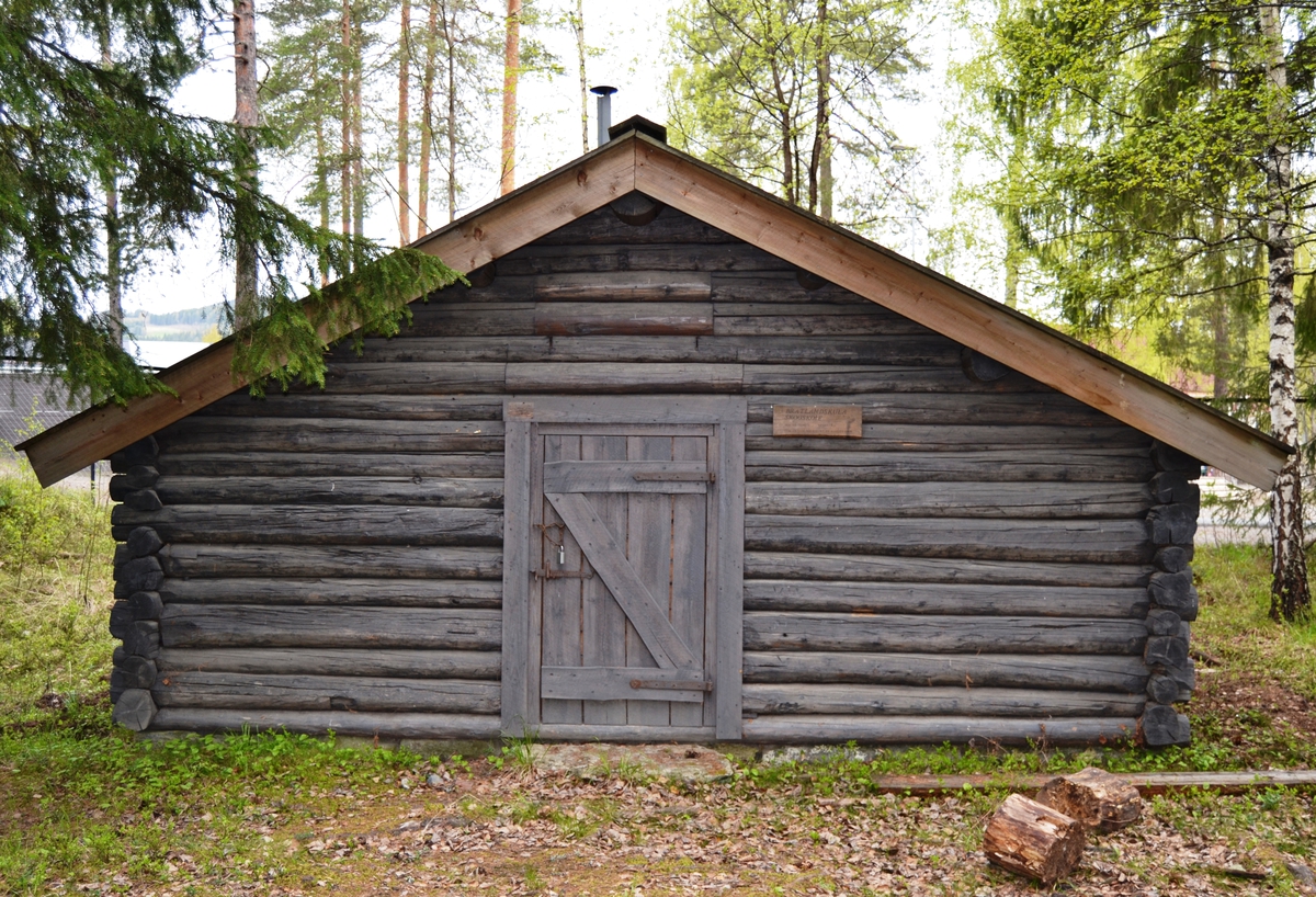 Skogskoie/ skogshusvær, tømret, i en etasje uten kledning. Bordtak, ingen grunnmur. 1 ildsted.