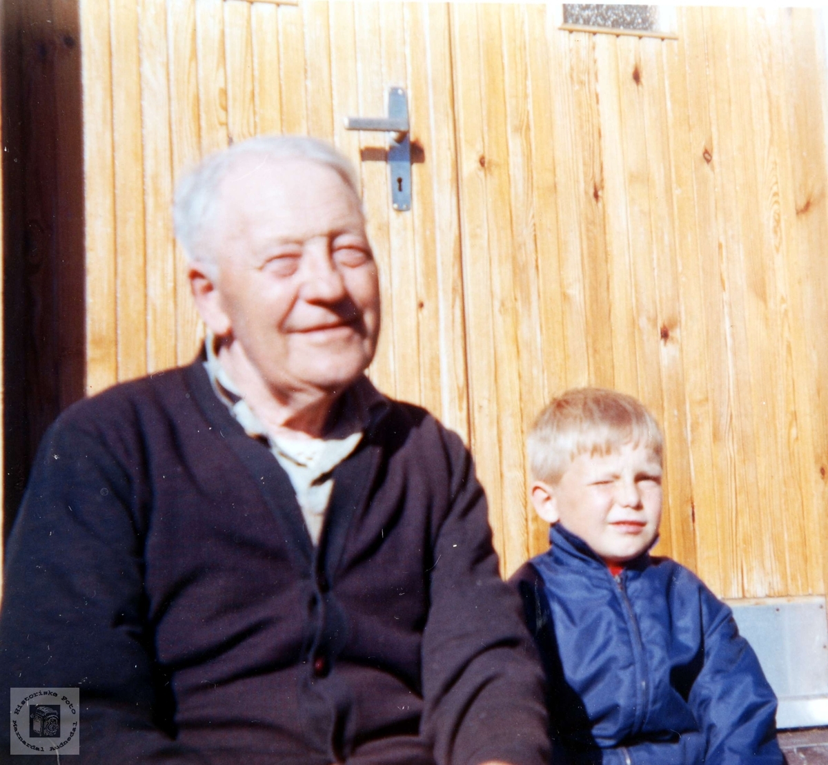 Bestefar og barnebarn på slektsgården Rugåbrotet på Sveindal.