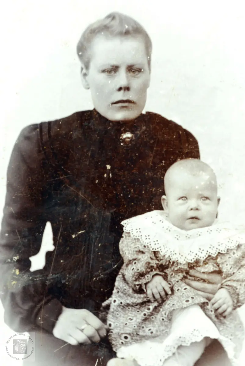 Portrett av mor og barn Anna Forgard g. Flottorp/ Leland og Klara Leland gift Mjåland. Åseral, Grindhiem Audnedal.