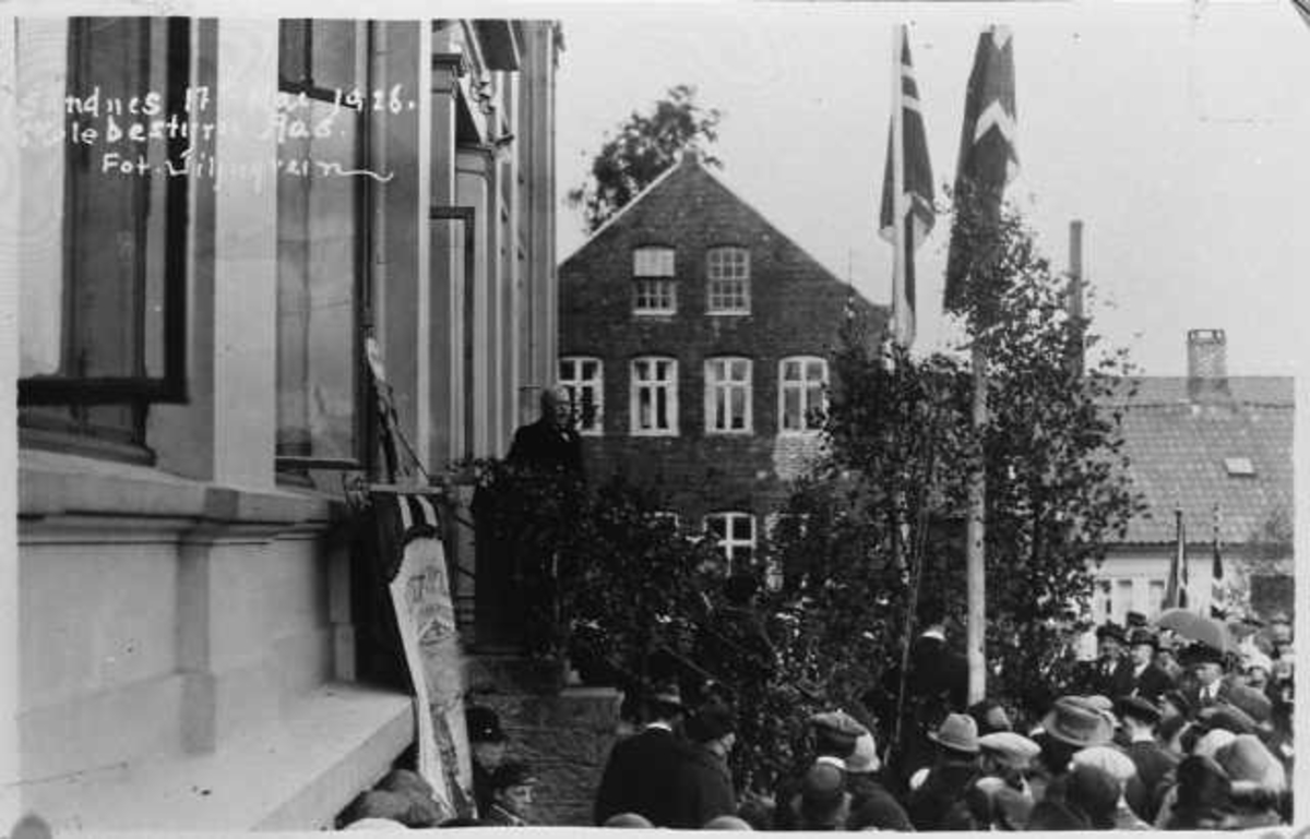 Skolebestyrer Aas taler ved folkeskolen 17 mai  1928