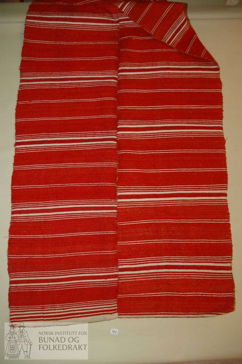 Rektangulært stripete  stoff i kypert. 2 spoler, a 37 cm.Leggsaum i falden.
