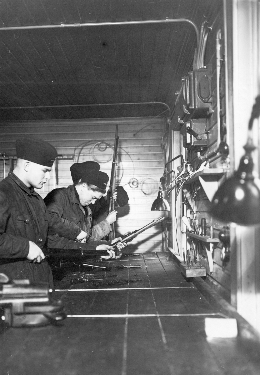 Elever i arbete med vapen i vapenverkstad i kasern I, under lektion på F 2 Roslagens flygflottilj, 1939.