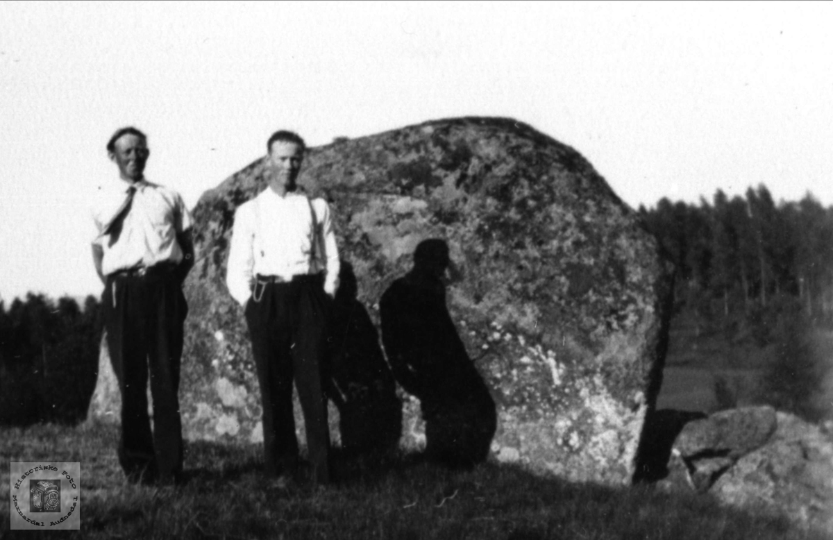 Brødre ved den "store steinen" på Hjemlestad, Bjelland.
