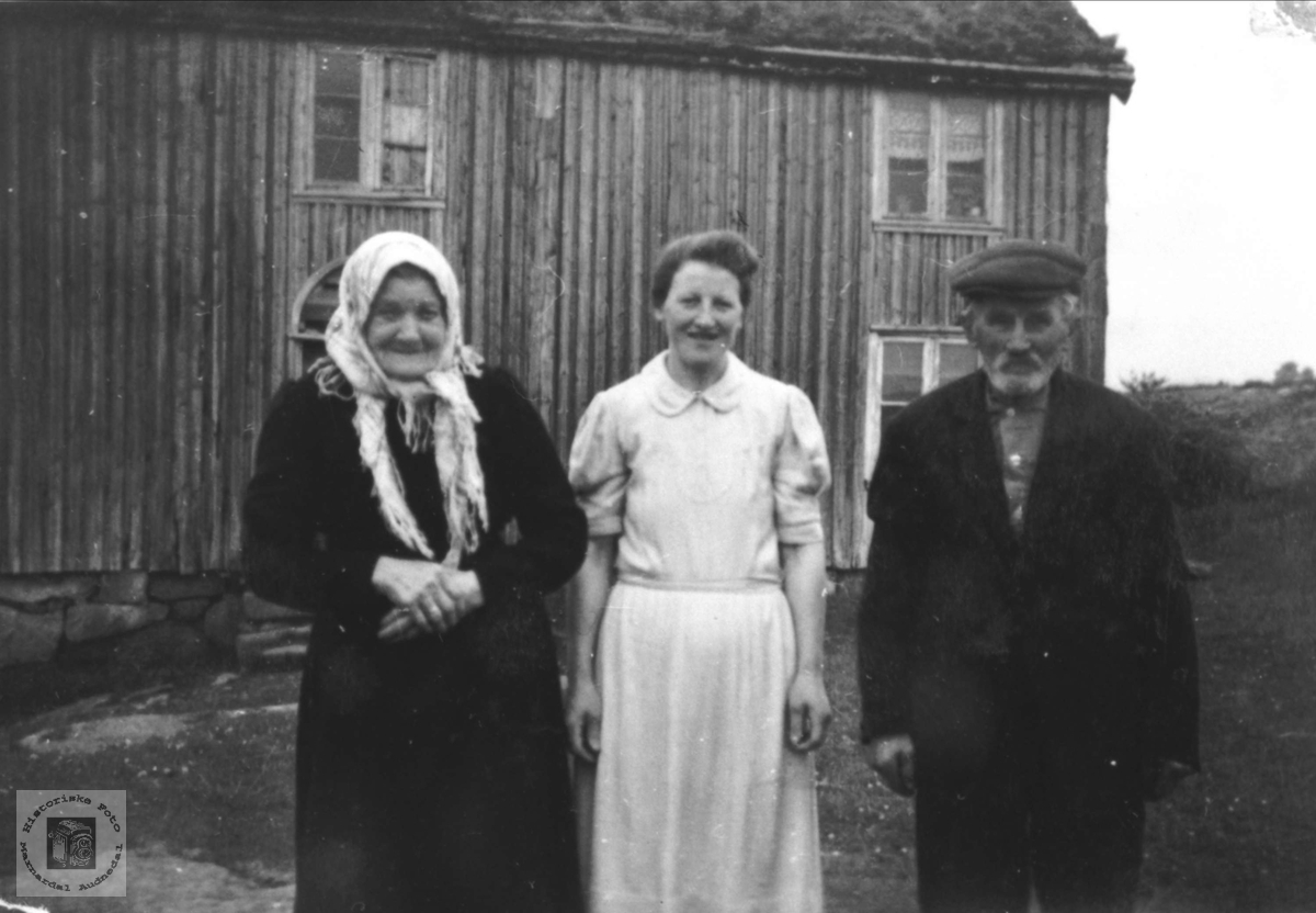 Familieportrett framfor heimen på Solberg, Bjelland.