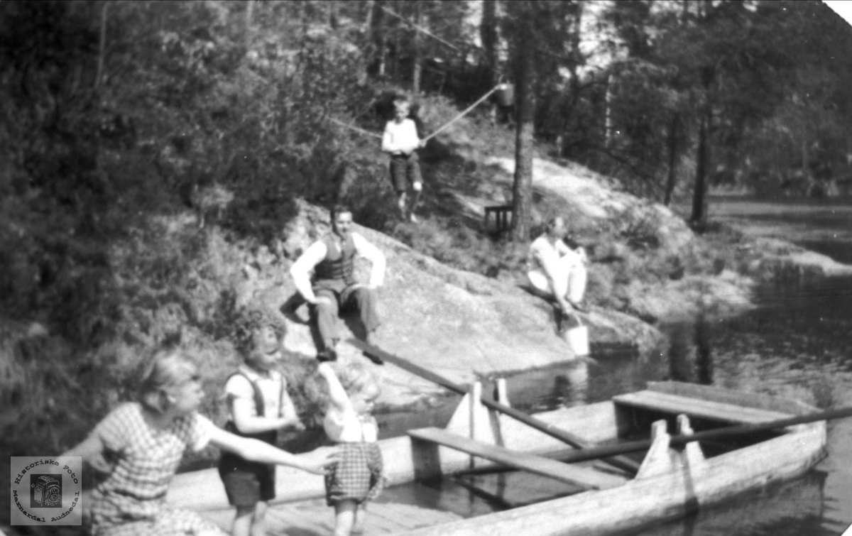 Vannhenting og lek ved Mandalselva 1947. Laudal.