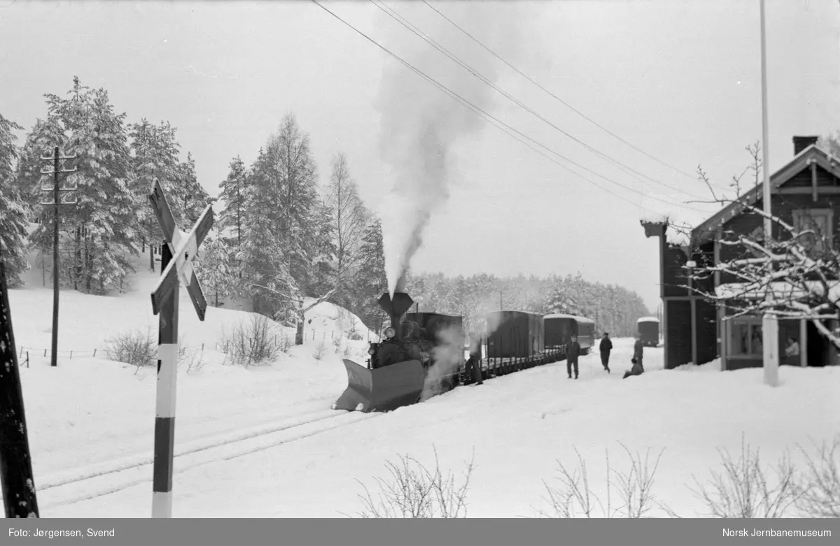 Damplokomotiv nr. 2 med godstog 5661 på Moisund stoppested
