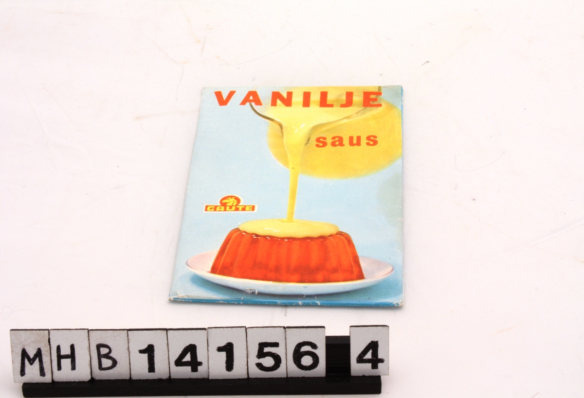 Rektangulær papirpose som inneholder pulver til å lage vaniljesaus. På fremsiden av posen er et bilde av vaniljesaus som helles over rød gele på et glassfat. På baksiden er bruksanvisning.