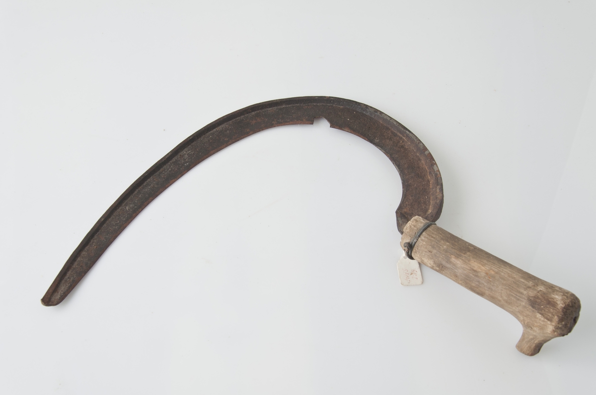 Form: Halvmåneformet jern, bjørkeskaft.
