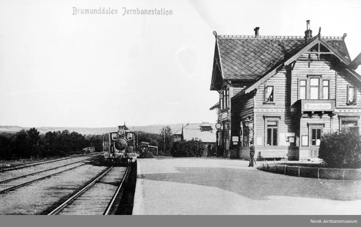 Brumunddal stasjon med sørgående tog
