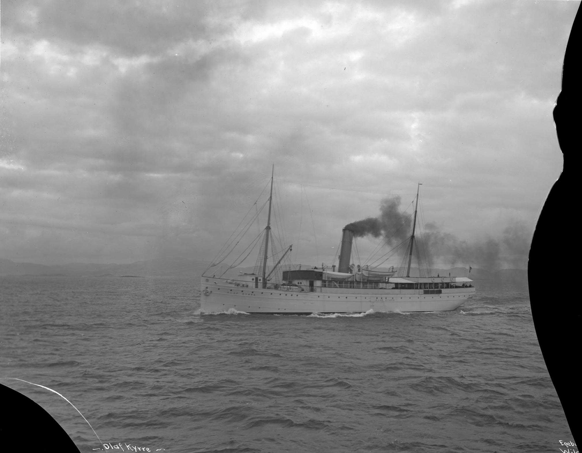 Olaf Kyrre (b. 1886, Martens, Olsen & Co, Bergen), som kongeskip