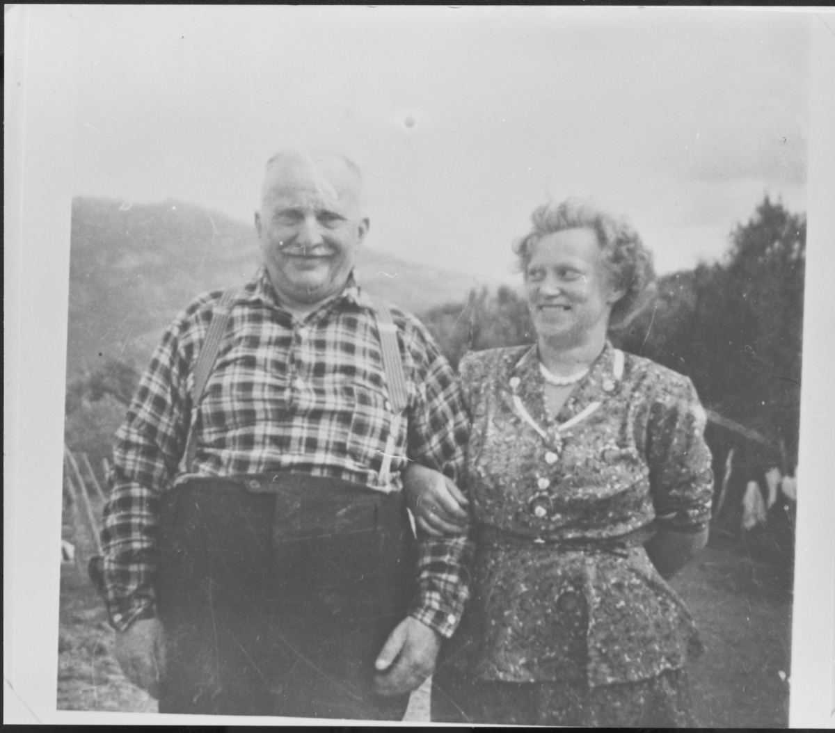Familiebilde. Muligens Harald G. Sjøblom og Agnes, gift Skotheim.