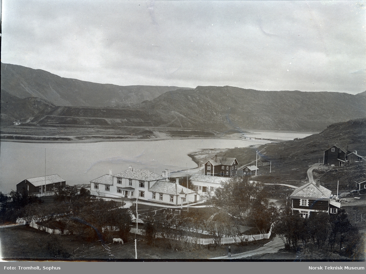 Kåfjord, Finnmark. Midt i bildet ses  "The House"   direktørboligen tilhørende kopperverket. Huset ble bygget etter at den gamle direktørboligen brant ned i 1838