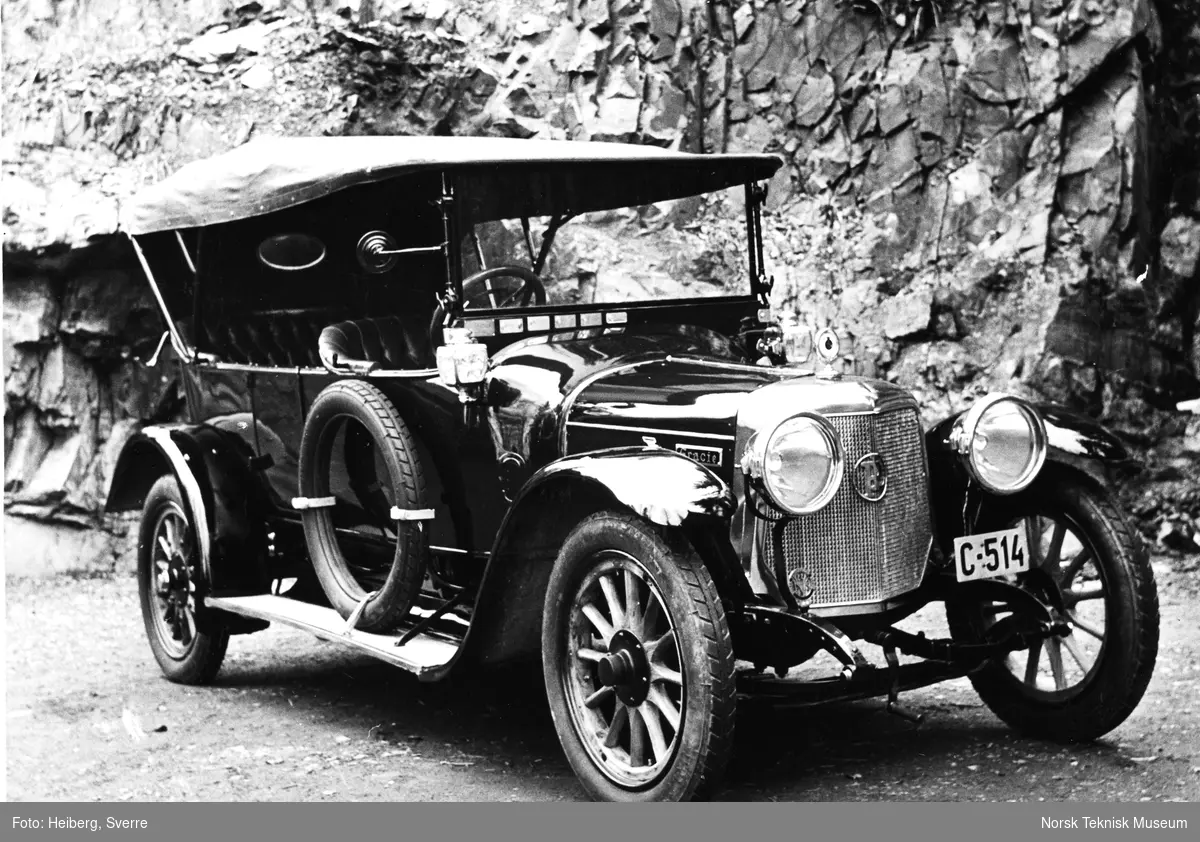 Veteranbil, Panhard & Levassor modell 1913, solgt av Bertel O. Steen i 1914 til Ole og Lina Strand i Sigdal. Overtatt og restaurert av Gerhard Carl Prøsch i 1953.