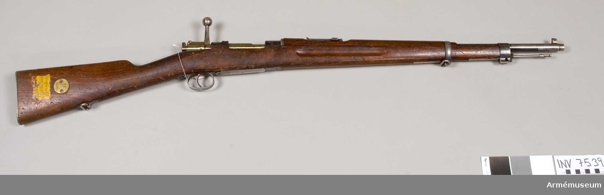 Gevär m/1938, system Mauser. Märkt HK. Märkbricka av mässing på kolvens högra sida märkt I 1 No 1013.  Geväret är ett förkortat gevär m/1896. Riktmedel: ramsikte graderat för avstånd 300-600 m.