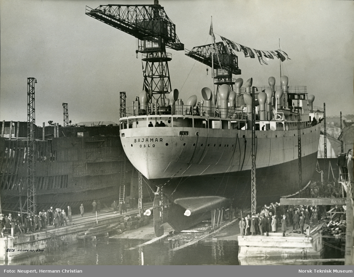 Stabelavløpning, fruktbåten M/S Bajamar, B/N 449 på Akers Mek. Verksted. Skipet ble levert av Akers mek. Verksted i 1930 til Fred. Olsen & Co, Oslo.