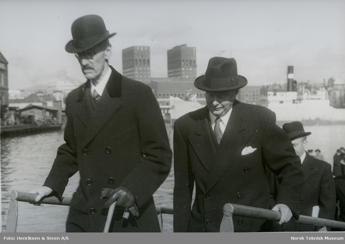 Kong Haakon og direktør Aamundsen på Akers Mek. Verksted i forbindelse med stabelavløpningen av M/S Taurus, B/N 482 6. april 1948. Skipet ble levert i 1948 til Wilh. Wilhelmsen.