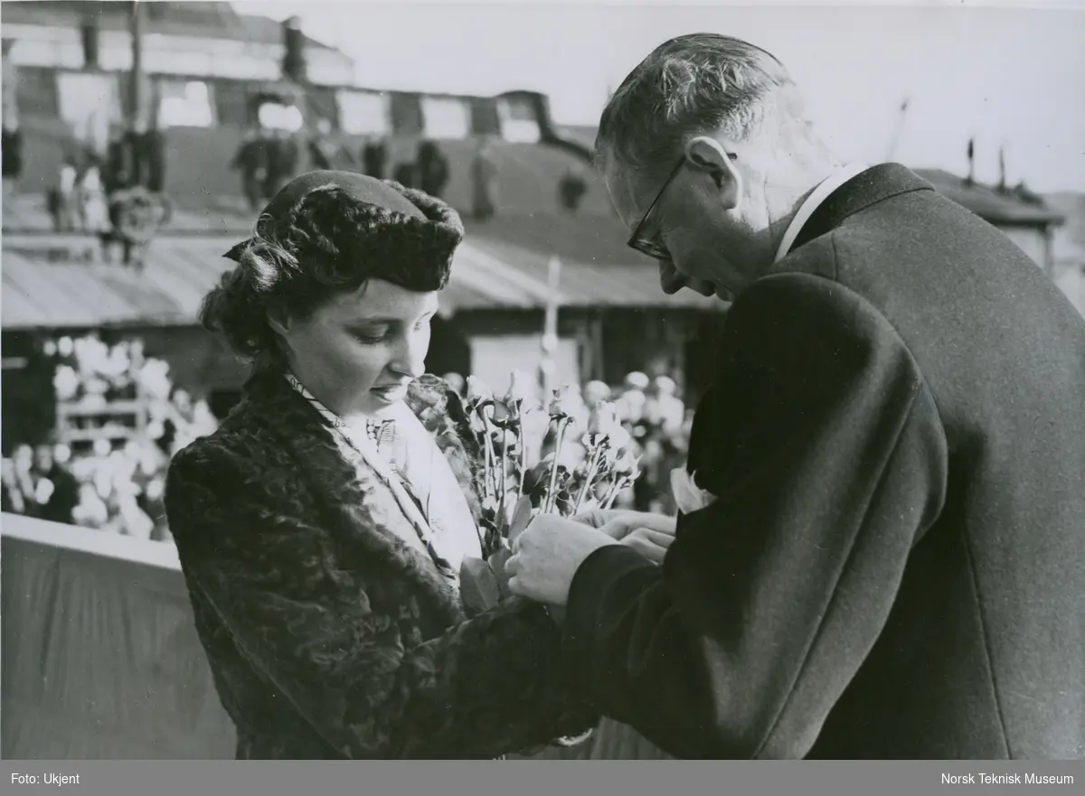 Prinsesse Ragnhild får armbånd av direktør Aamundsen i forbindelse med stabelavløpningen av cargolineren M/S Taurus, B/N 482 på Akers Mek. Verksted 6. april 1948. Skipet ble levert i 1948 til Wilh. Wilhelmsen.