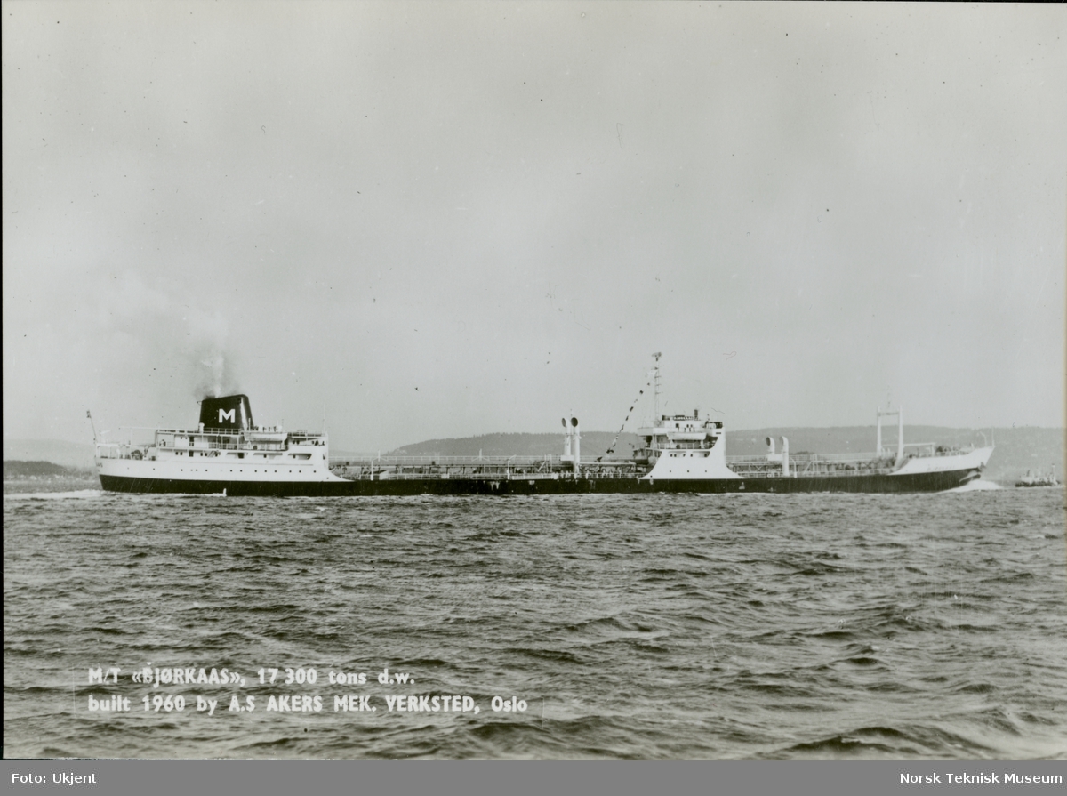 Eksteriør, postkort, tankeren M/S Bjørkaas, B/N 517 i Oslofjorden. Skipet ble levert av Akers Mek. Verksted til Arnt J. Mørland i 1959.