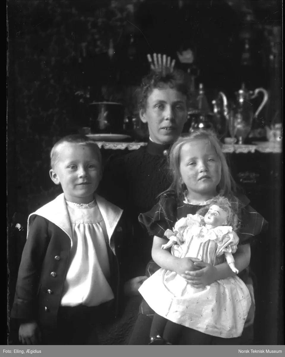 Ægidius Ellings kone Olga Helena Petterson med barna Sven og Gerd
