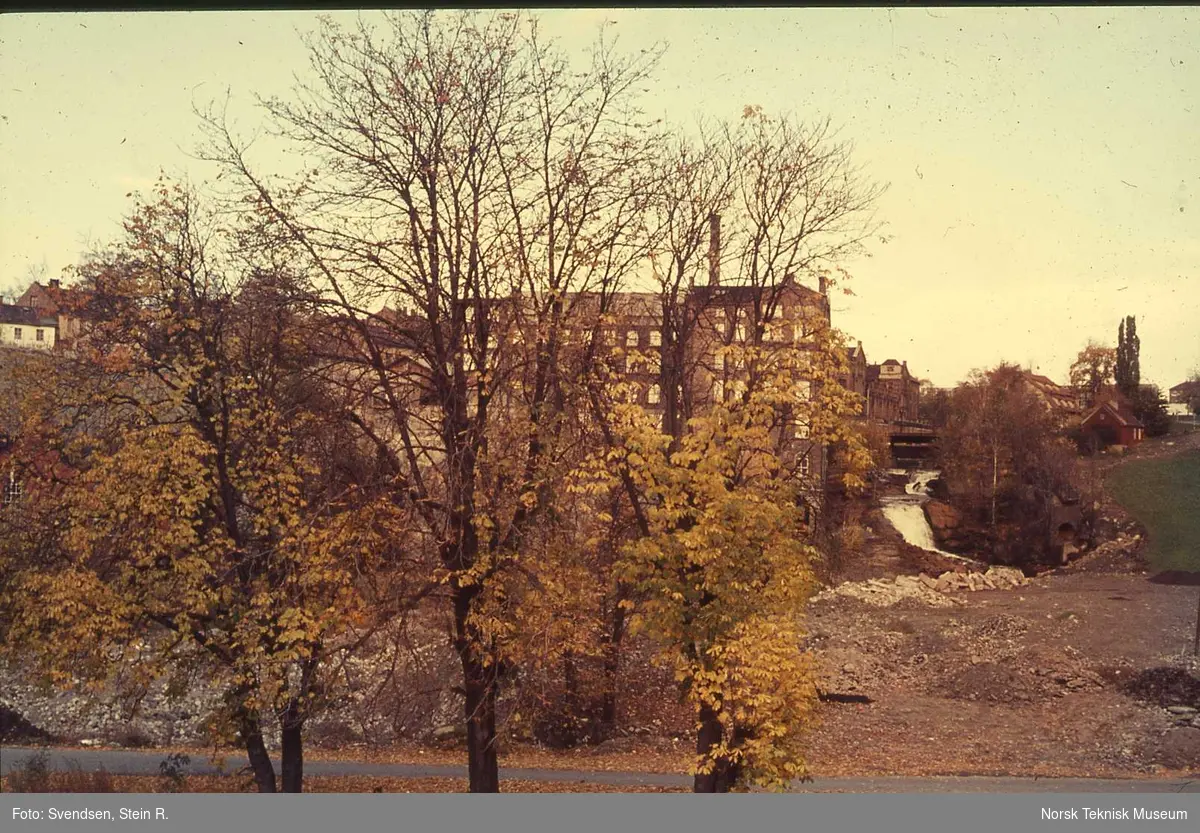Utsikt mot Hjula Veveri og Knud Graah ved Hjulafossen, omkring 1973