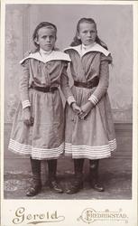 To søstre i matroskjoler