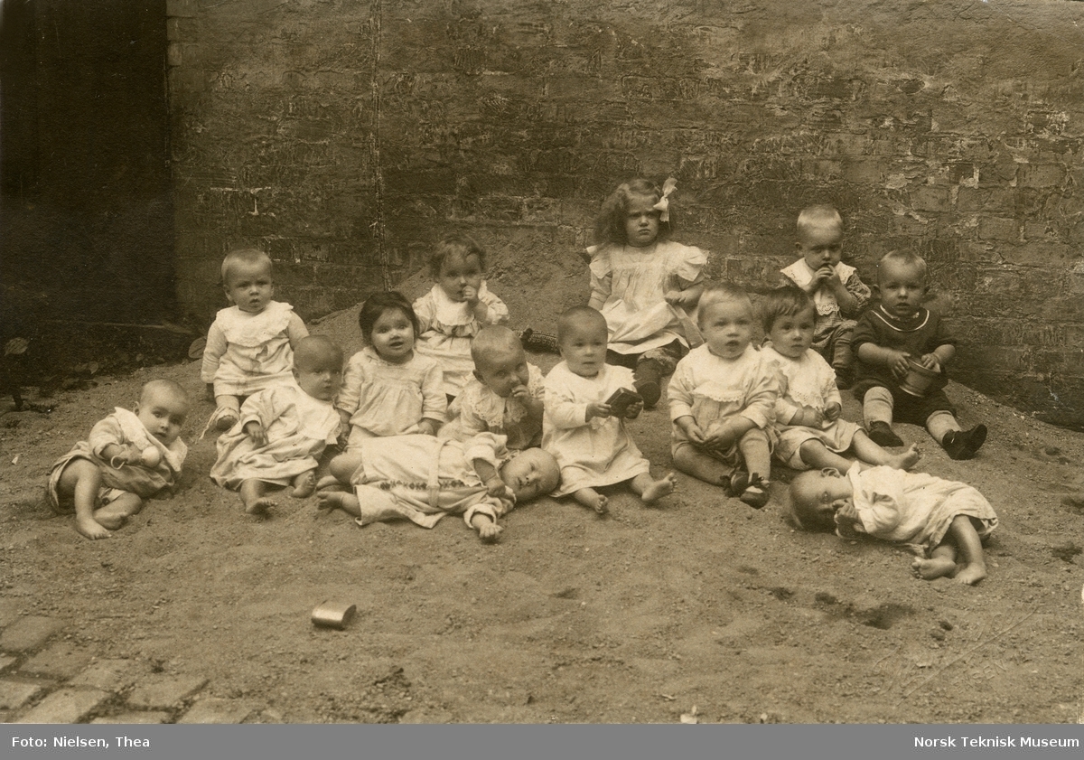 Barn utenfor mødrehjemmet i St. Olavs gate 26 fotografert i 1913. Bilde brukt i Barselhjemustillingen 1916