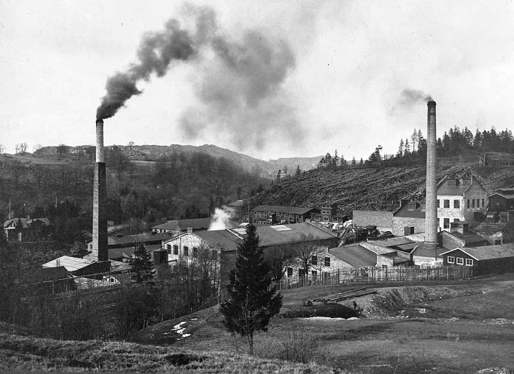 Enligt text på originalet: "Munkedals pappersbruk. Sulfitfabriken till höger. Efter sulfitfabrikens återuppbyggnad efter branden mars 1911. Ivar Lindeberg var ingenjör vid sulfitfabriken 1-4-1911-30-6-1913".