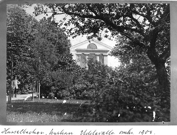 Text på kortet: "Hasselbacken, kyrkan Uddevalla omkr. 1900".