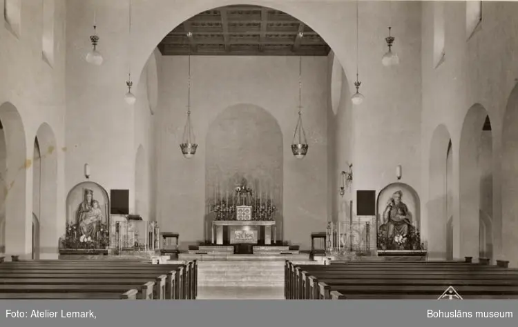 Tryckt text på bildens framsida: "Katolska Kyrkan, Göteborg.

Foto: Atelier Lemark, Göteborg."