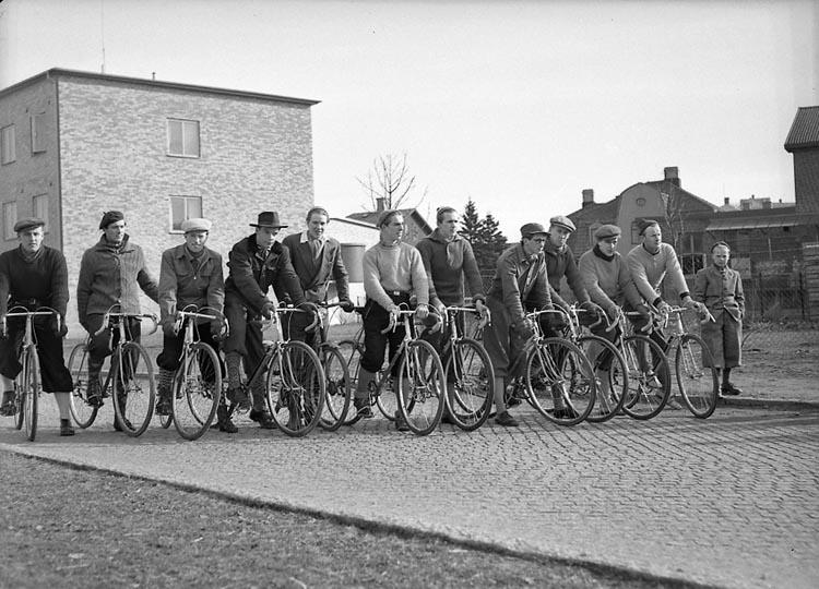 Enligt notering: "Cykelträning 20/3 1948".