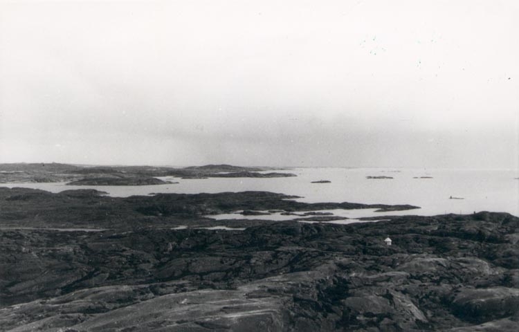 Noterat på kortet: "Från St Olofs valar Kyrkesund. Utsikt mot söder (Marstrands fästning synes till vänster. Maj 53".