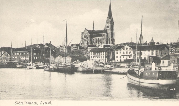 Tryckt text på kortet: "Södra hamnen, Lysekil".