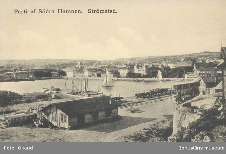 Tryckt text på kortet: "Parti af Södra Hamnen. Strömstad."
"Le Moine & Malmeström, Konstförlag, Göteborg."