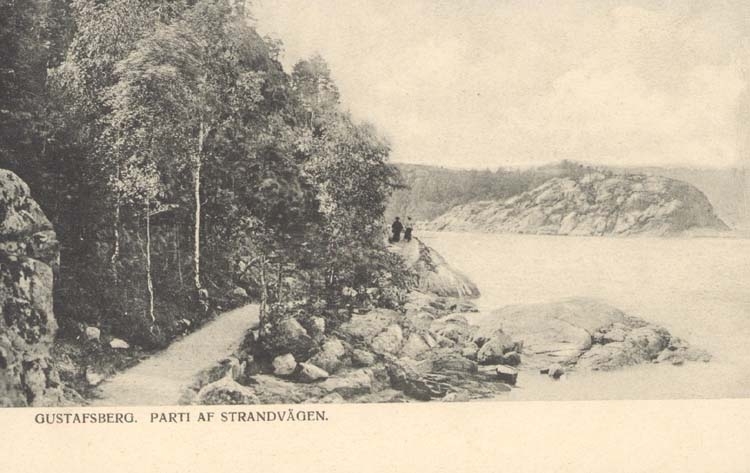 Tryckt text på kortet: "Gustafsberg. Parti af Strandvägen."
"Uddevalla Pappershandel, Hildur Andersson."
