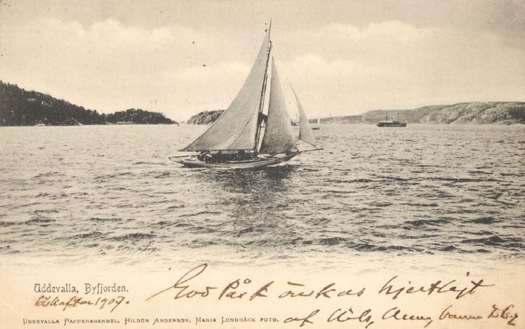 Tryckt text på kortet: "Uddevalla, Byfjorden."
"Uddevalla Pappershandel, Hildur Andersson."