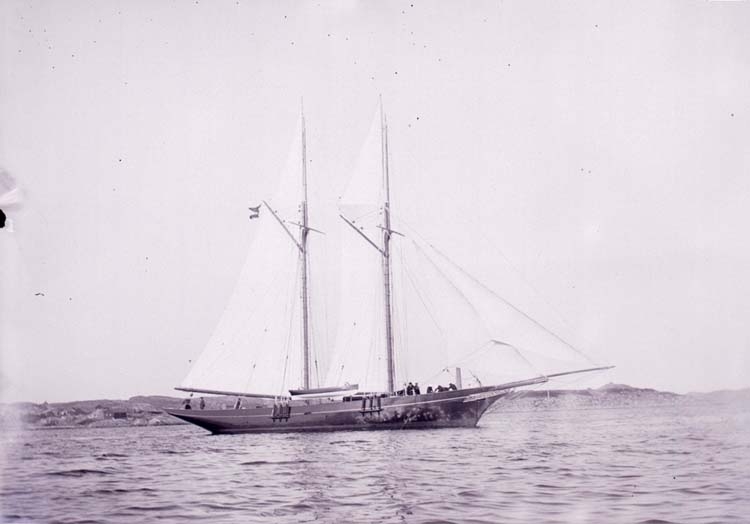 Enligt text som medföljde bilden "Segelbåten Gea".