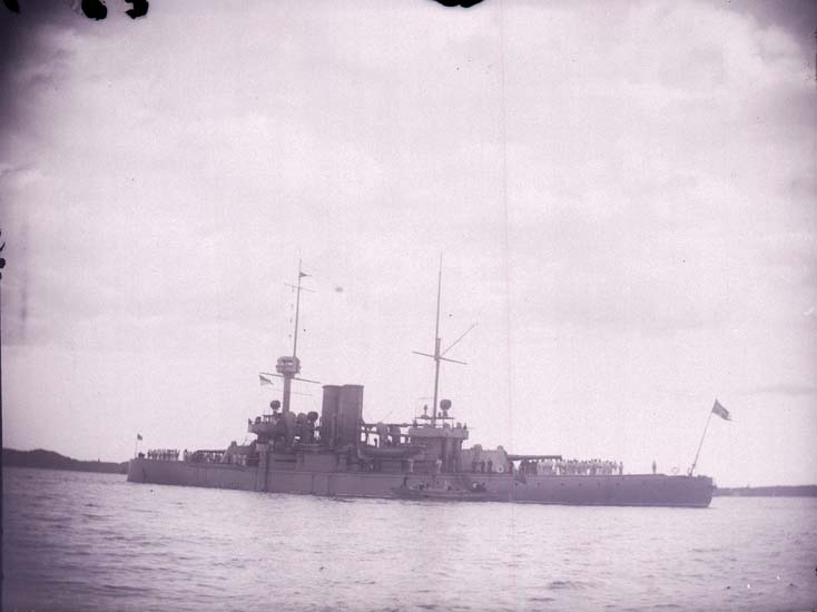 Enligt text som medföljde bilden: "Svenske pansarbåten "Niord" från låringen (akter) 
1 sta klass 23/8 1899".